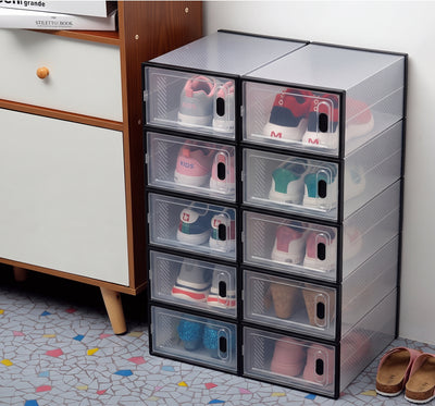 Soothley schoenendozen naast een kast in de woonkamer, gevuld met kinderschoenen en sneakers