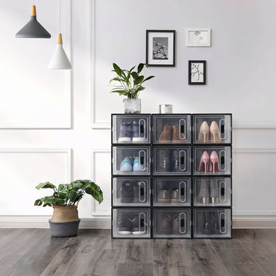 Opgeruimde woonkamer met een wand van Soothley schoenendozen, planten en lijstjes aan de muur