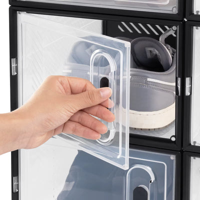 Hand opent de magnetische transparante deur aan de zijkant van een Soothley schoenendoos